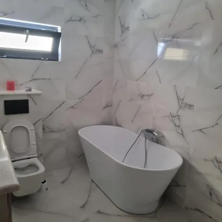בית הארחה Vila 27 קונסטנצה